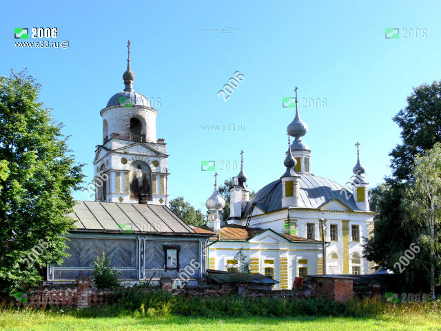 Вид на Покровскую церковь деревни Нагуево Вязниковского района Владимирской области с южной стороны обставленной хозяйственными постройками