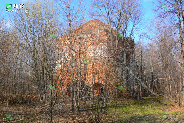 Когда с деревьев опадает листва Стефаниевскую церковь деревне Налескино Вязниковского района Владимирской области лучше видно