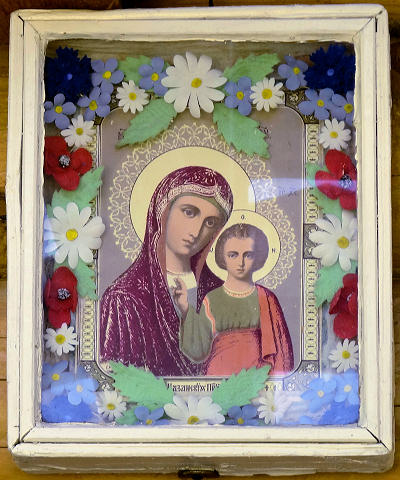 Иконка с образами Божией Матери Казанской и младенцем Иисусом Христом на ящике для пожертвований