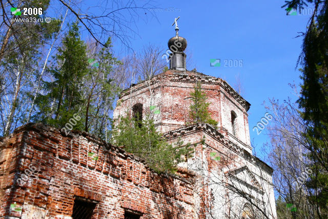 Основные объёмы Никольской церкви погоста Николо-Дебри Вязниковского района Владимирской области представляют собой восьмерик на четверике
