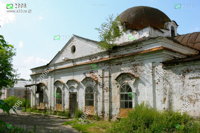 Фасад одноэтажной Никольской церкви в посёлке Никологоры Вязниковского района Владимирской области