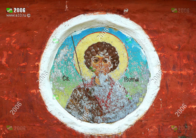 Образ святого Георгия Победоносца в одном из медальонов на фасаде Преображенской церкви в посёлке Никологоры Вязниковского района Владимирской области