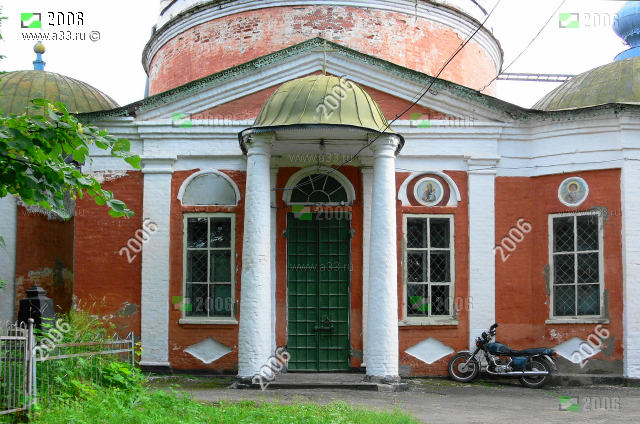 Северный вход в Преображенскую церковь в посёлке Никологоры Вязниковского района Владимирской области