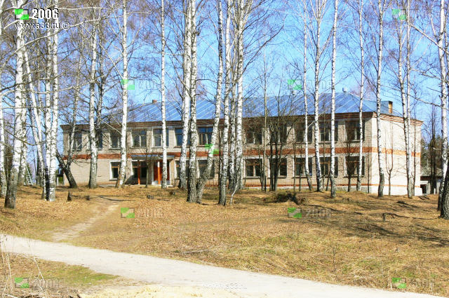 Осинковская средняя общеобразовательная школа в деревне Осинки Вязниковского района Владимирской области весной