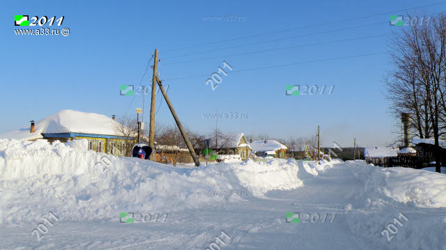 Улица Октябрьская в деревне Осинки Вязниковского района Владимирской области в районе домов 27 28 29 зимой