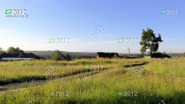 Крыши первых домов деревни Осинки Вязниковского района Владимирской области на въезде с юга