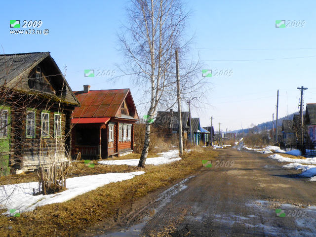 Главная улица деревни Перово Вязниковского района Владимирской области в районе домов 25 27