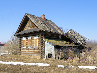 Вид на проваленную крышу из деревянной дранки на нежилом доме 29 в деревне Перово Вязниковского района Владимирской области