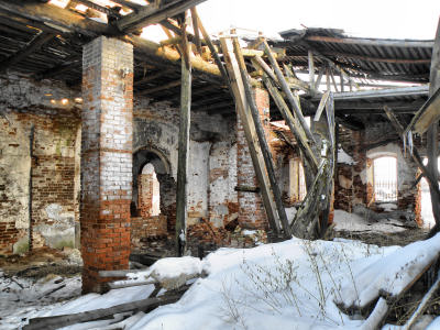 Восточная часть интерьера трапезной Сергиевской церкви в Песках Вязниковского района Владимирской области и рухнувшее деревянное перекрытие
