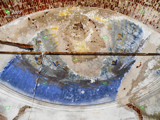 Остатки росписи конхи в интерьере алтарной части Сергиевской церкви в Песках Вязниковского района Владимирской области