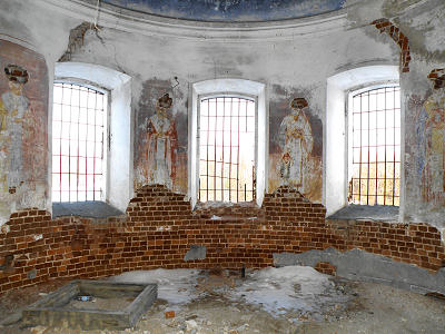 Полукруглая алтарная часть с тремя большими окнами Вид в интерьере Сергиевской церкви в Песках Вязниковского района Владимирской области