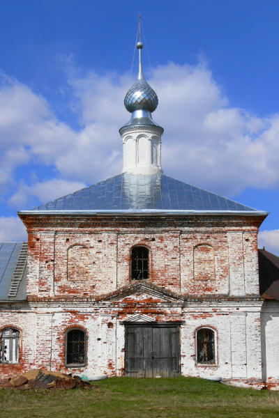 южный фасад основного объёма с ложными окнами Сергиевской церкви в посёлке Пировы Городищи Вязниковского района Владимирской области