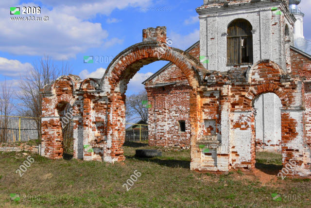 Церковь Сергия Радонежского в посёлке Пировы Городищи Вязниковского района Владимирской области раньше была окружена каменной оградой