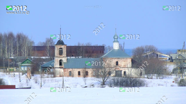 Вид на церковь Сергия Радонежского в посёлке Пировы Городищи Вязниковского района Владимирской области зимой с трассы М7