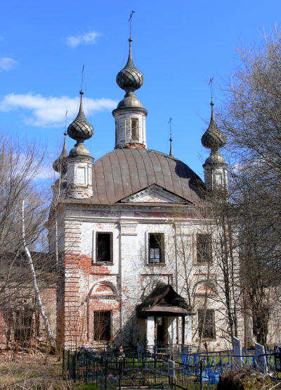 Южный фасад основного объёма Преображенской церкви на Преображенском погосте Вязниковского района Владимирской области
