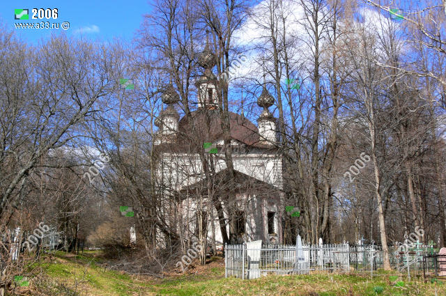 Вид с вотока на церковь Преображения Господня на кладбище за деревней Войново Вязниковского района Владимирской области