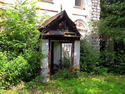 Южный вход в Преображенскую церковь на Преображенском погосте Вязниковского района Владимирской области
