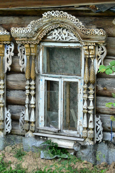 деревянный резной наличник окна дома 33 в деревне Рытово Вязниковского района Владимирской области 