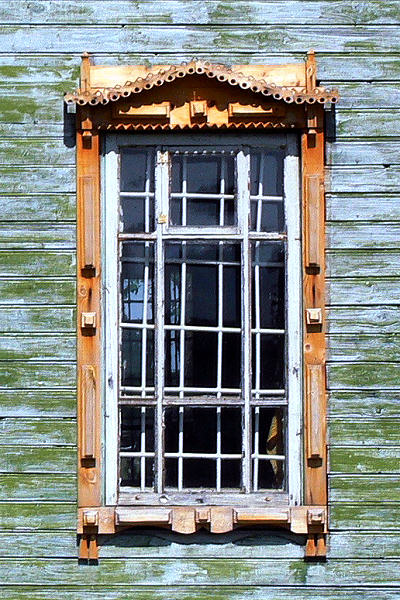 Окно Успенской церкви в деревне Рытово Вязниковского района Владимирской области со стальными решётками и новыми деревянным наличниками