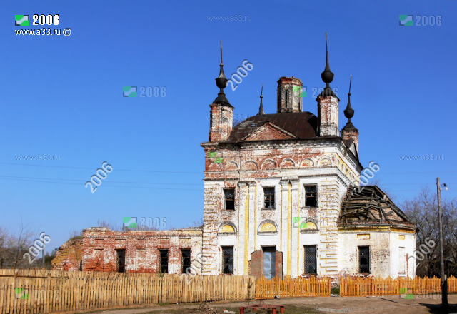 Михаилоархангельская церковь в селе Сарыево Вязниковского района Владимирской области была построена в 1819 - 1829 годах При большевиках сильно пострадала