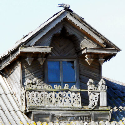 Резное слуховое окно жилого дома 18 на улице Советской в селе Сарыево Вязниковского района Владимирской области