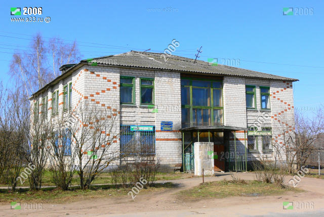 Здание правления бывшего колхоза Знамя селе Сарыево Вязниковского района Владимирской области имеет адрес улица Советская 22Д