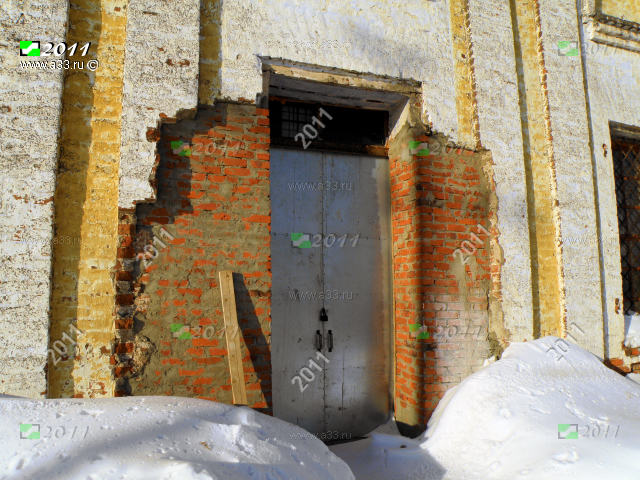 Южный вход в Михаило-Архангельскую церковь в селе Сарыево Вязниковского района Владимирской области 2011
