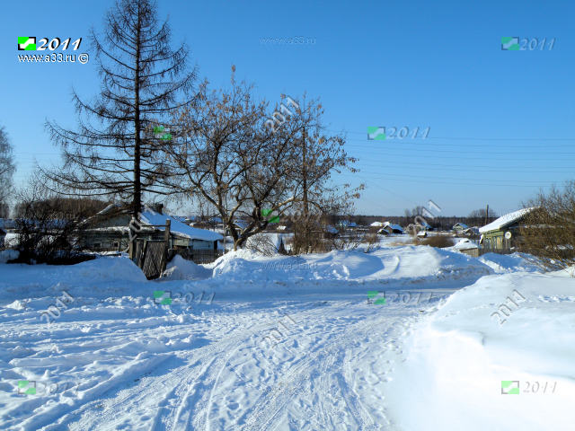 Улица Школьная в селе Сарыево Вязниковского района Владимирской области зимой