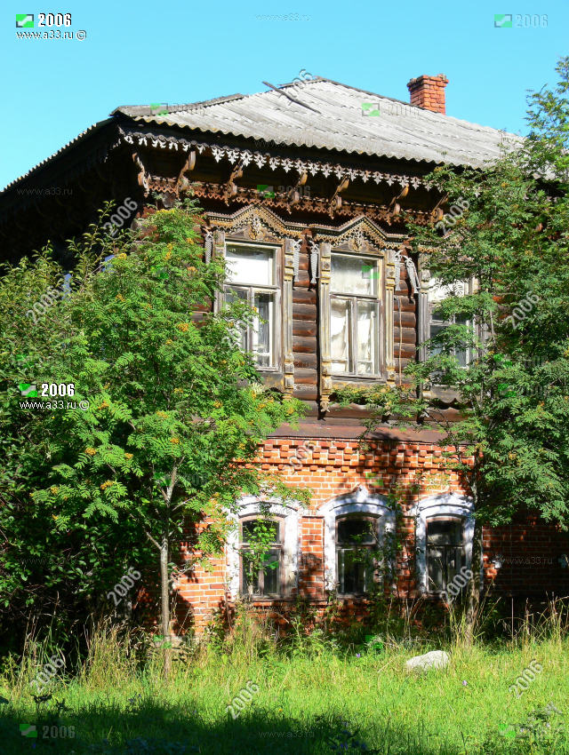 Старинный двухэтажный жилой дом в деревне Седельниково Вязниковский район Владимирская область