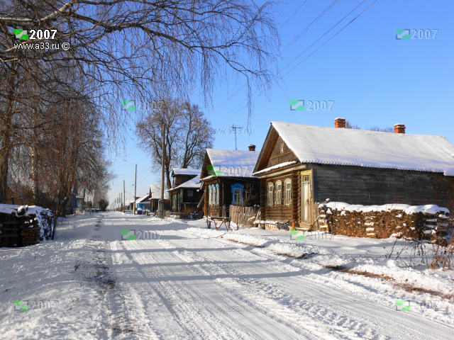 Главная улица деревни Сельцовы Деревеньки Вязниковского района Владимирской области зимой в районе первых домов