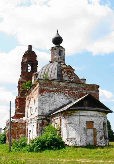 Общий вид Сергиевской церкви в посёлке Сергиевы-Горки Вязниковского района Владимирской области со стороны алтарной части