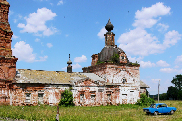 Вид на Сергиевскую церковь в посёлке Сергиевы-Горки Вязниковского района Владимирской области с юга