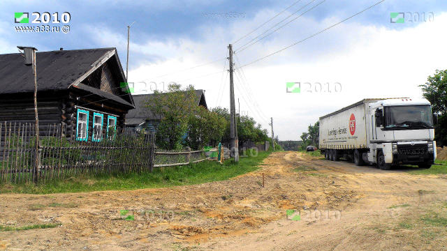 Старое и новое на главной улице деревни Серково Вязниковского района Владимирской области