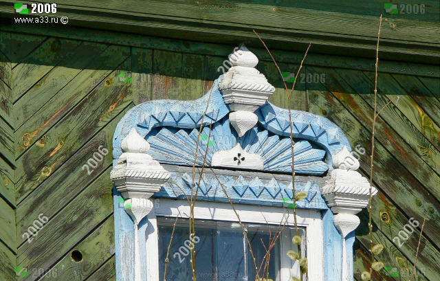 Резной деревянный наличник окна дома 4 в деревне Симонцево Вязниковского района Владимирской области