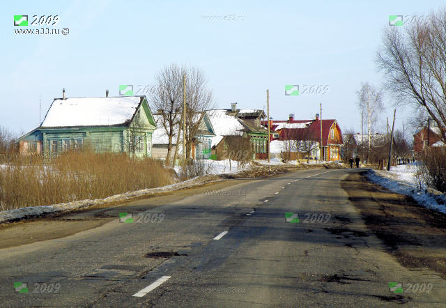 Главная и единственная улица деревни Сингерь Вязниковского района Владимирской области на въезде