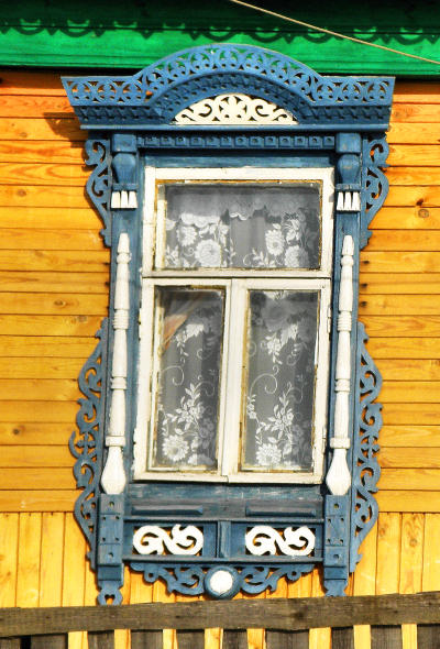 деревянные наличники окна жилого дома 42 в деревне Слободка Вязниковского района Владимирской области