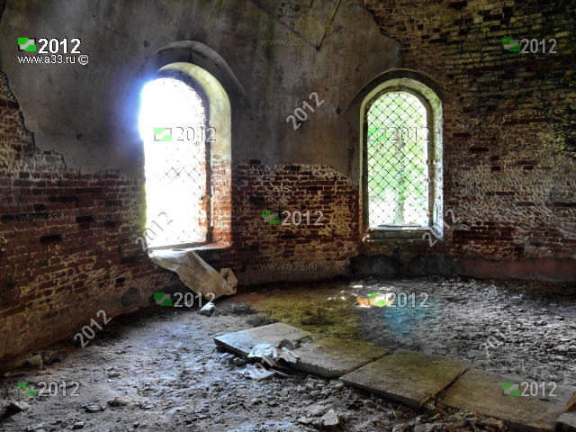 Окна в интерьере алтарной части Успенской церкви села Станки Вязниковского района Владимирской области