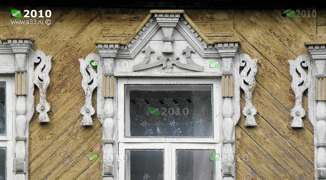 Деревянные наличники окна жилого дома 45 на улице Первомайской в посёлке Степанцево Вязниковского района Владимирской области