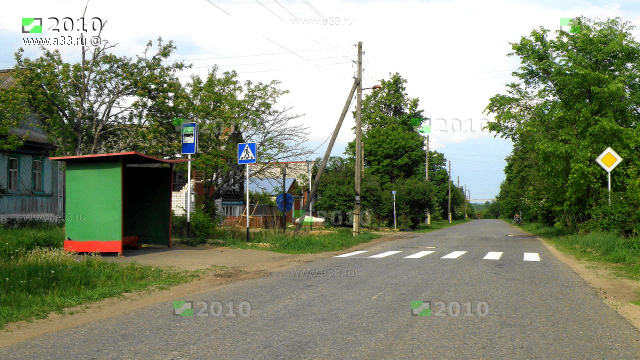 Центр деревни Сысоево Вязниковского района Владимирской области с автобусной остановкой