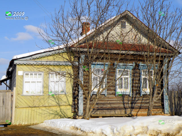 Изба с большим прикладом в посёлке Троицкое Татарово Вязниковского района Владимирской области