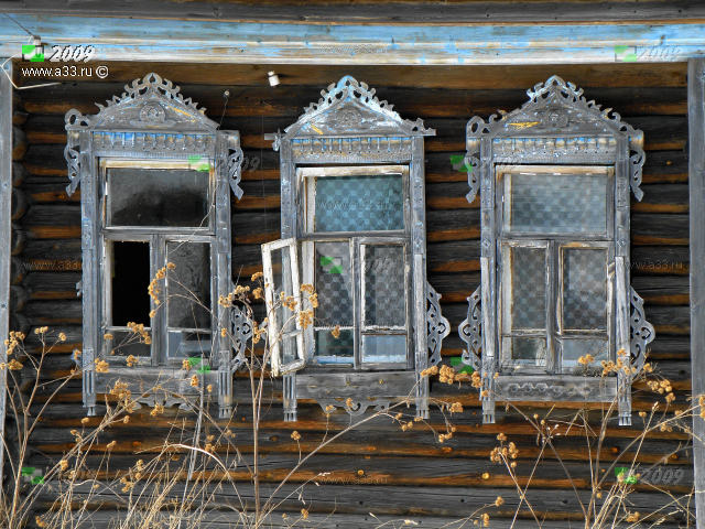 Деревянные наличники нежилого дома в посёлке Троицкое Татарово Вязниковского района Владимирской области
