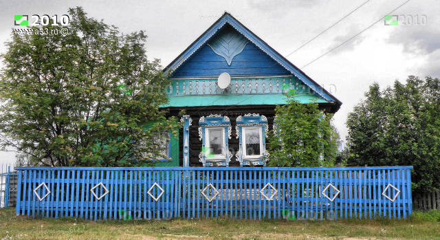 Синий жилой деревянный домик с нарядной домовой резьбой в деревне Усады Вязниковского района Владимирской области