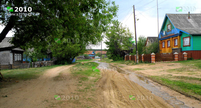 Типичная архитектура жилой застройки и состояние автодорог в деревне Усады Вязниковского района Владимирской области