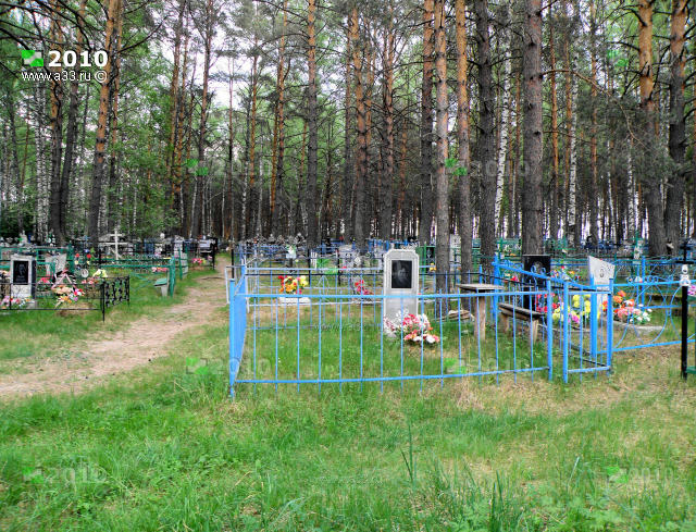 Могилы и памятники на кладбище деревни Усады Вязниковского района Владимирской области