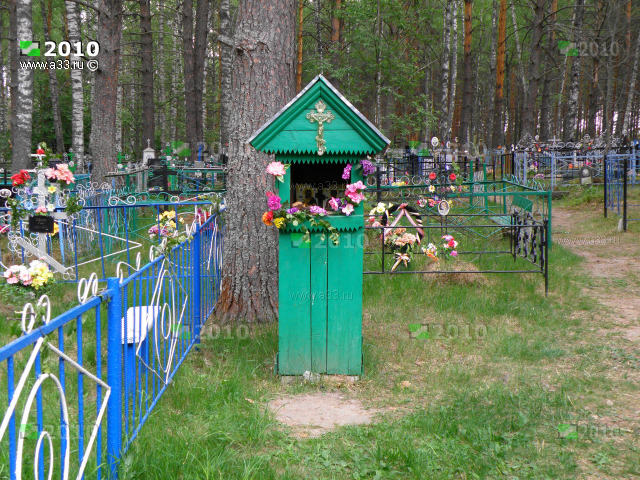 Деревянный часовенный столбик на кладбище деревни Усады Вязниковского района Владимирской области