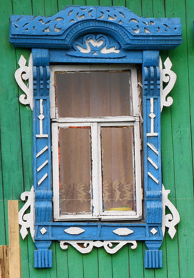 окно с резными деревянными наличниками дома 42 в деревне Усады Вязниковского района Владимирской области