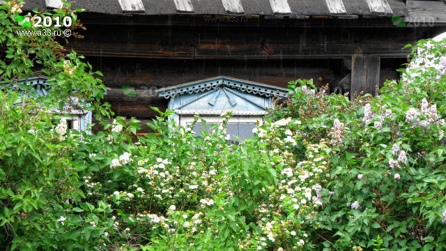 Деревянные наличники с деревянными завязочками окна дома в деревне Усады Вязниковского района Владимирской области