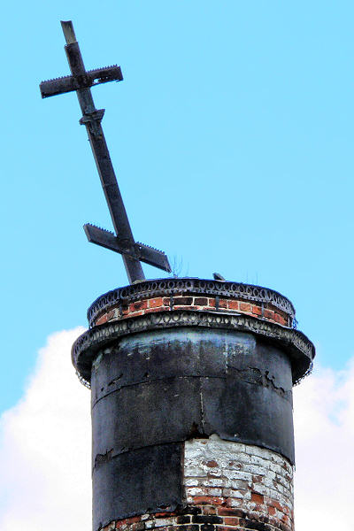 Остаток креста воткнутый в центральный барабан Успенской церкви в деревне Успенский Погост Вязниковского района Владимирской области