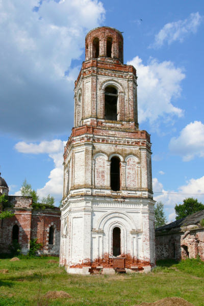 Отдельностоящая четырёхярусная колокольня в центре храмового комплекса Успенского Погоста Вязниковского района Владимирской области тоже памятник архитектуры как и обе церкви рядом