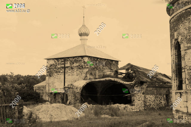 Вид на Троицкую церковь в деревне Успенский Погост Вязниковского района Владимирской области с севера